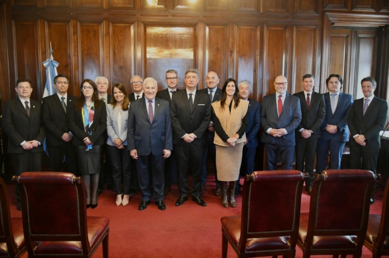 El presidente del Instituto Nacional Belgraniano entregó al Consejo de la Magistratura de la Nación una réplica de la Bandera Nacional de la Libertad Civil